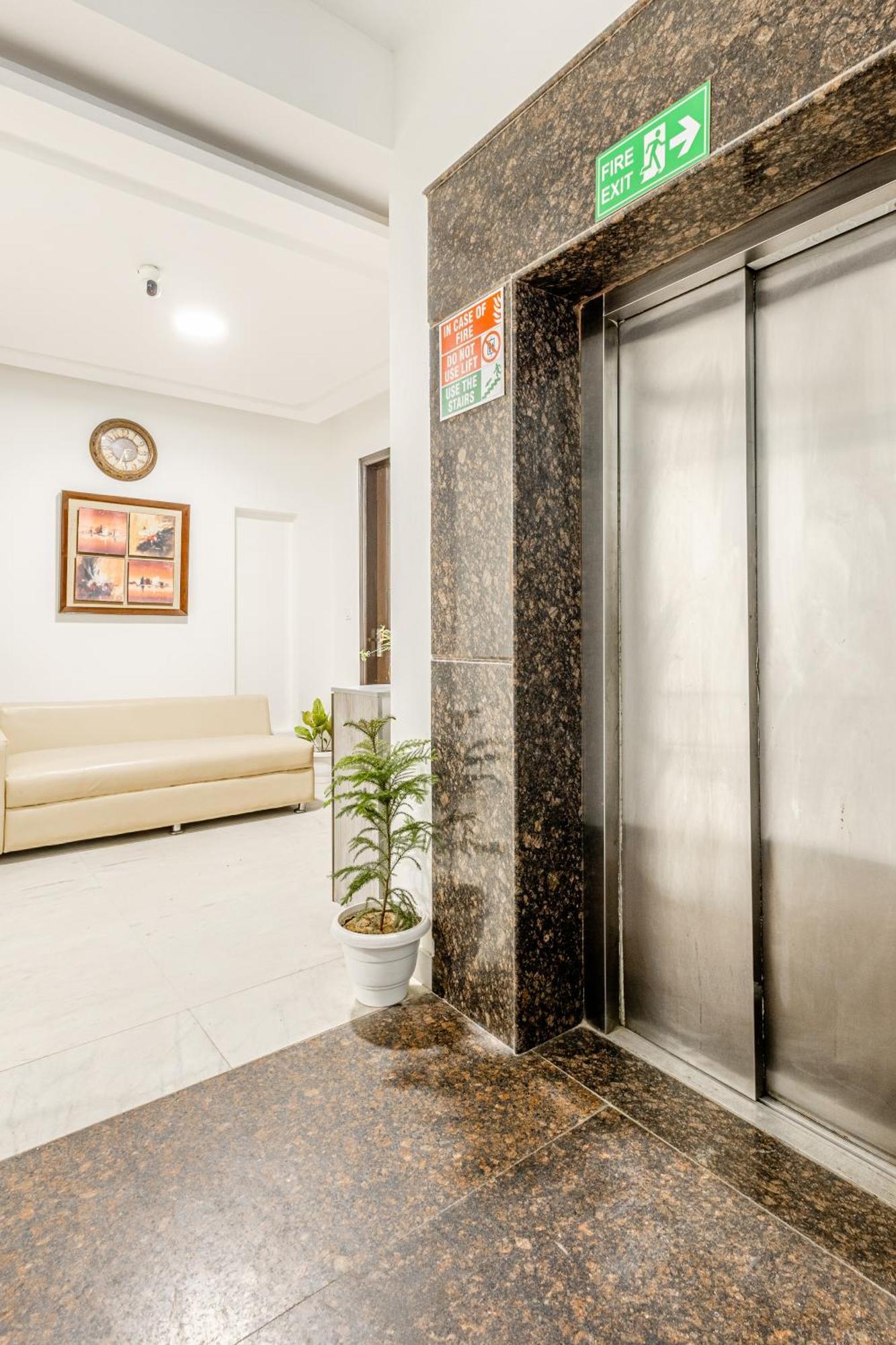 Lime Tree Service Apartment Golf Course Road, 구르가온 외부 사진