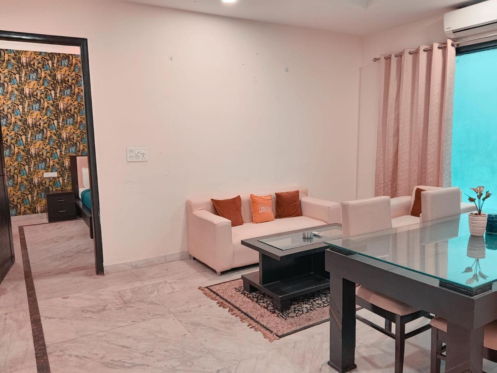 Lime Tree Service Apartment Golf Course Road, 구르가온 외부 사진